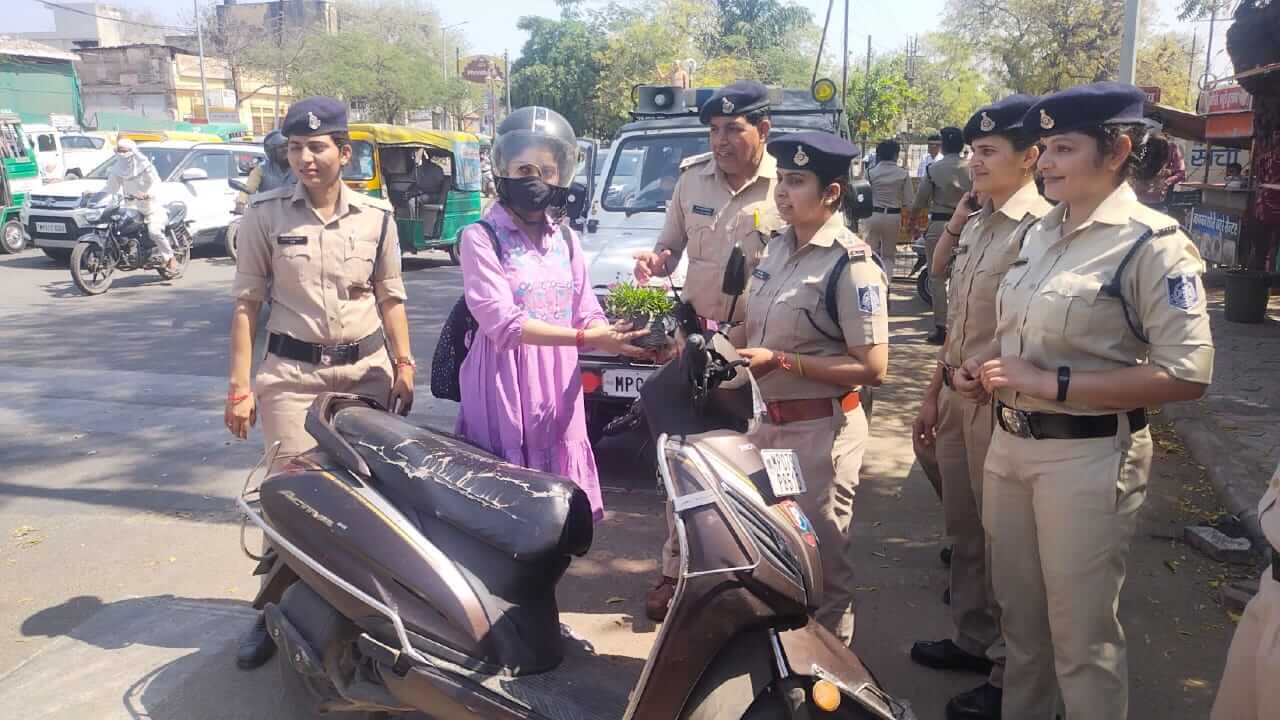 आज ग्वालियर पुलिस की महिला पुलिसकर्मियों ने संभाली शहर के यातायात की कमान