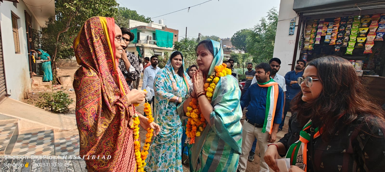 कांग्रेस प्रत्याशी विधायक प्रवीण पाठक की पत्नी ने जनसंपर्क कर पति के लिए मांगा समर्थन