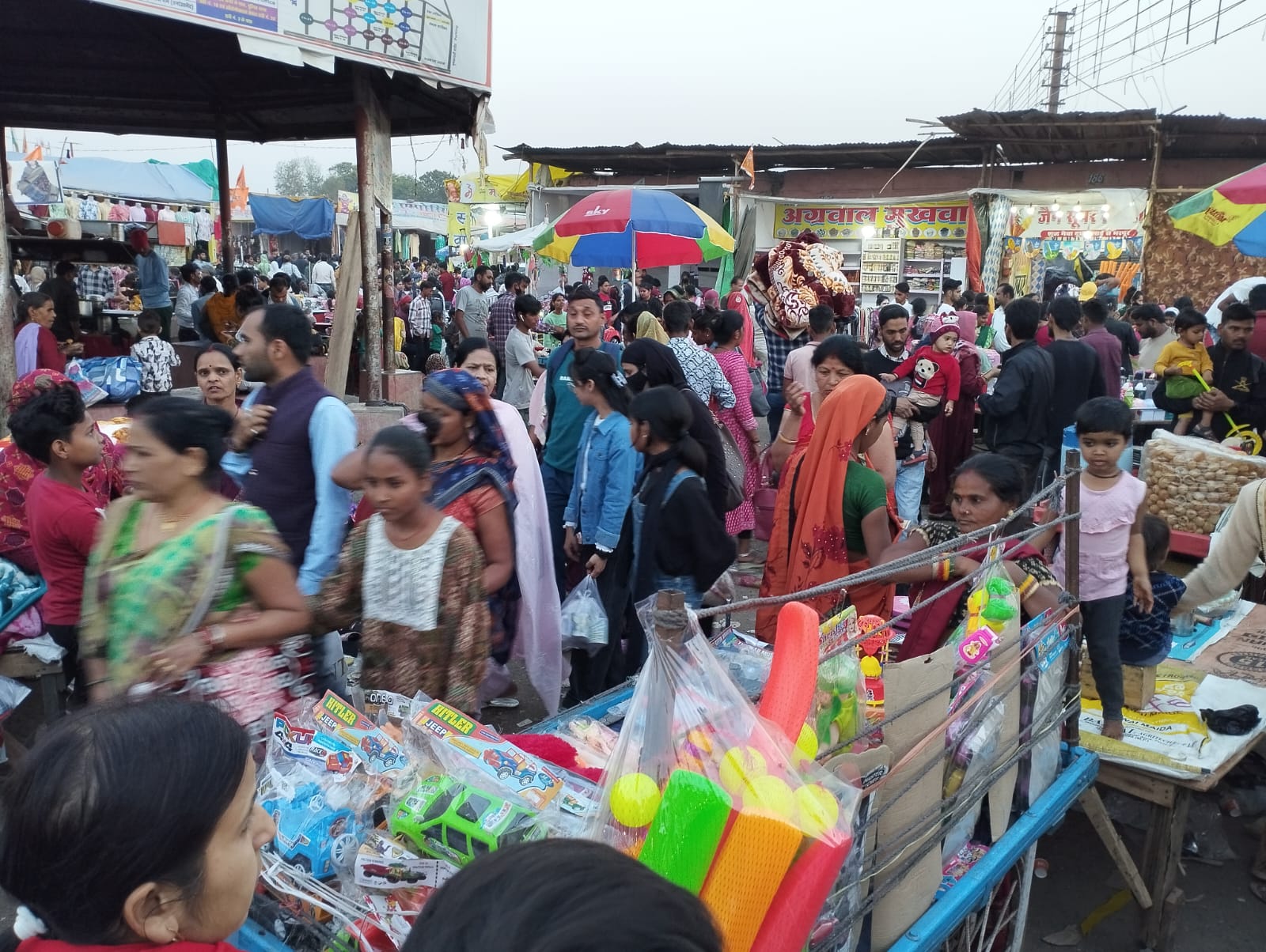 खत्म होने के बाद भी ग्वालियर मेला फुटपाथियों और दुकानदारों से गुलजार, व्यापारी संघ ने जताई आपत्ति, कहा-खाली करवाकर मेंटेंनेंस करे प्राधिकरण