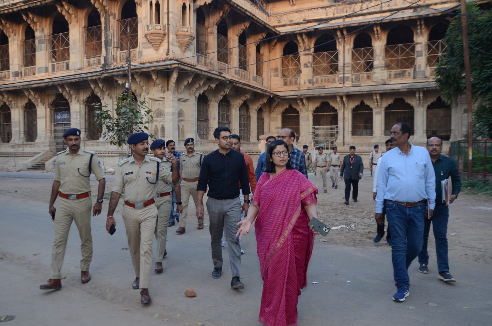 अधिकारियों-कर्मचारियों के अवकाश एवं मुख्यालय छोड़ने की अनुमति पर प्रतिबंध