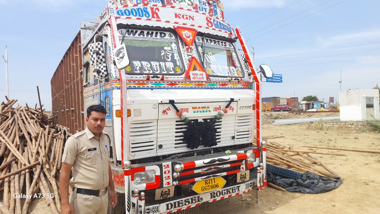 बल्लियों से भरे ट्रक में उड़ीसा से आ रहा था गांजा,  तीन तस्कर पकड़े, 30Kg गांजा व ट्रक जप्त