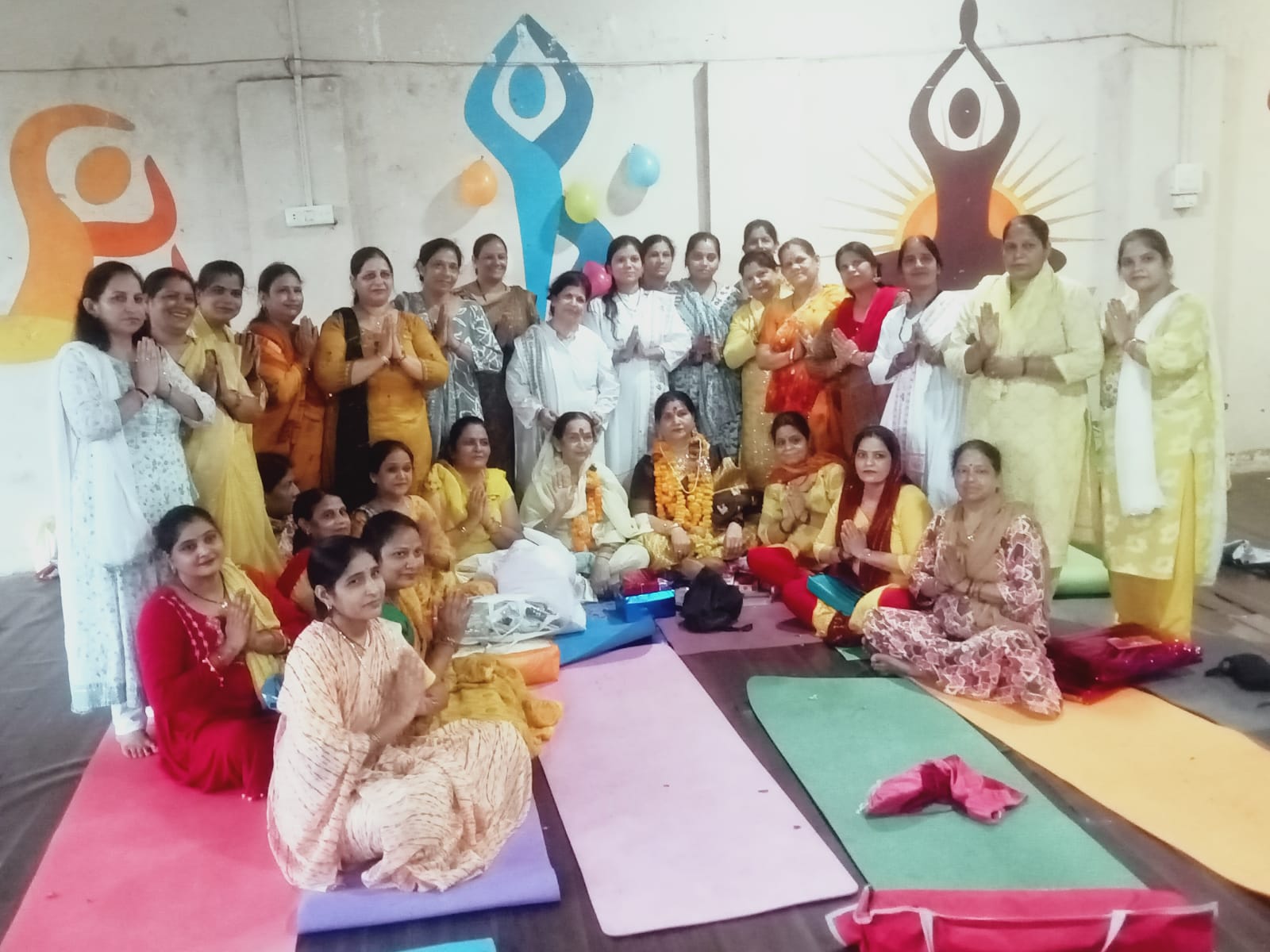 योग शिक्षिका श्रीमती अमिता त्रिपाठी का योग समिति की बहनों ने किया सम्मान