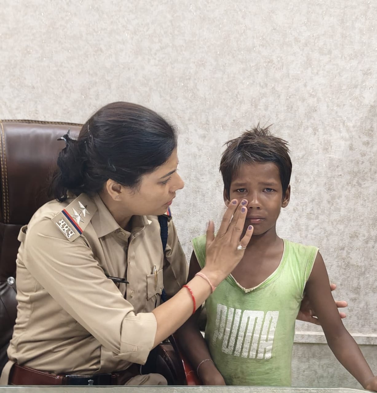 पुरानी छावनी पुलिस की सराहनीय कार्रवाई गुमशुदा 11 वर्षीय बालक को सकुशल किया दस्तयाब, परिजनों को सौंपा