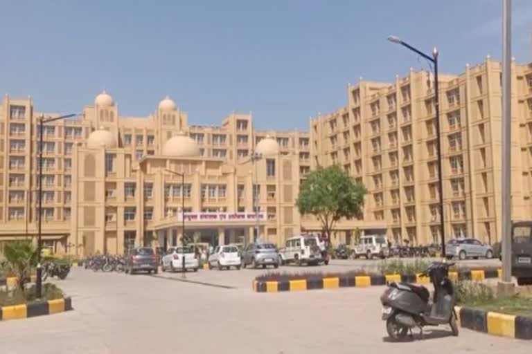 JA हॉस्पिटल में नौकरी लगवाने के नाम पर 15 लोगों से 45 लाख रूपये ठगने वाली आरोपी नर्स को पुलिस ने किया गिरफ्तार