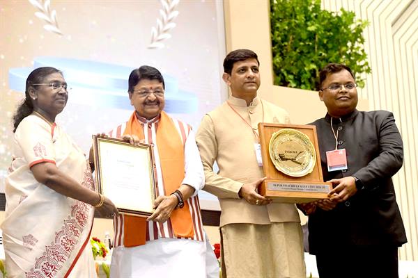 MP के आठ शहरों को विभिन्न श्रेणियों में स्वच्छ सर्वेक्षण 2024 पुरस्कारों से नवाजा गया, राष्ट्रपति श्रीमती द्रौपदी मुर्मु ने किया सम्मानित