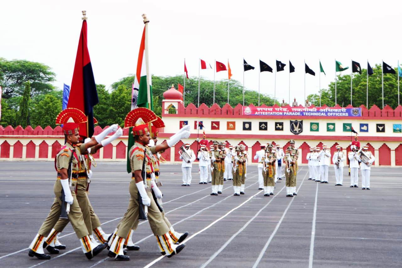 BSF अकादमी टेकनपुर में तकनीकी अधिकारी बुनियादी कोर्स की शपथ परेड का आयोजन