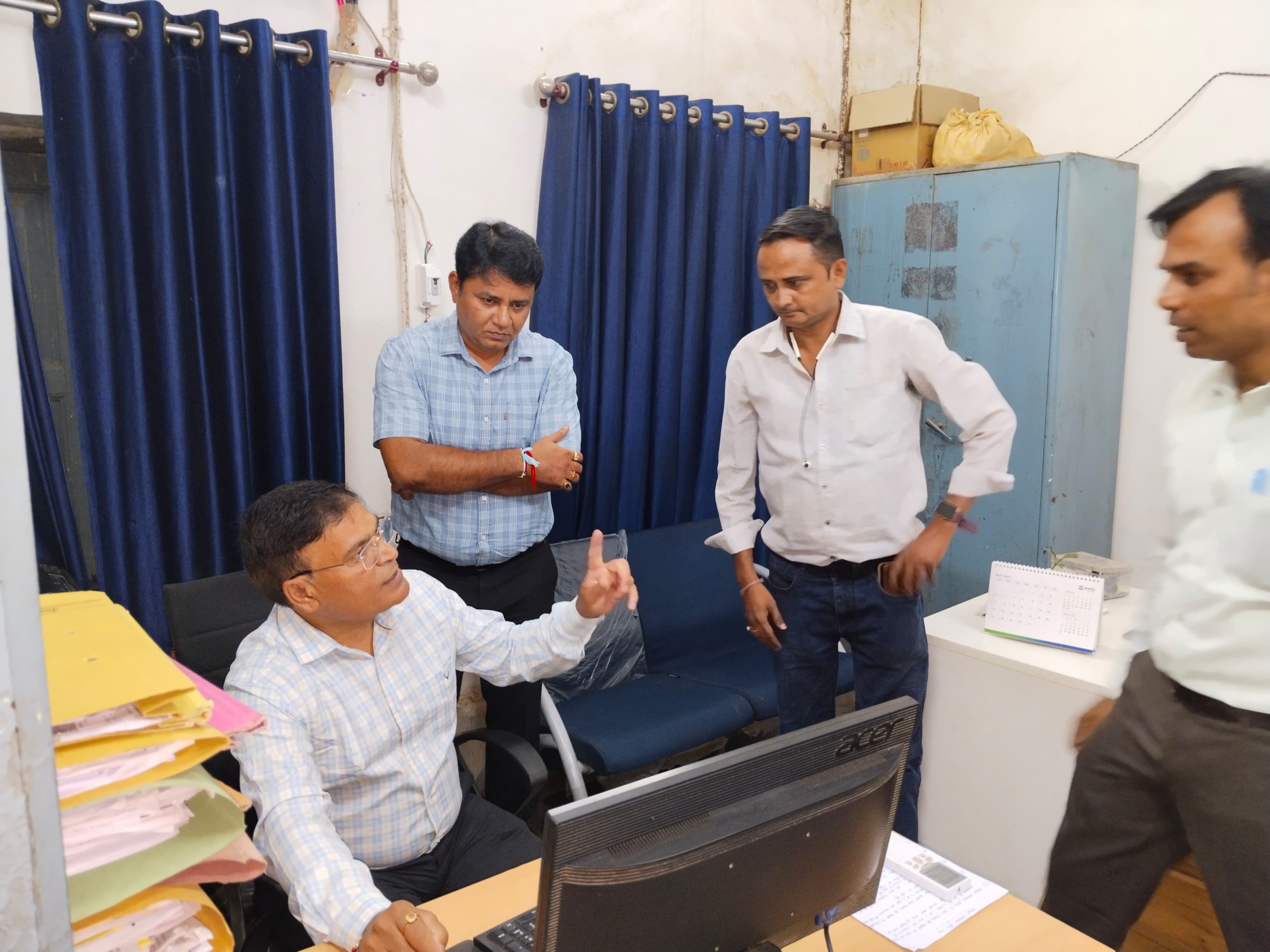बायोकेमिस्ट्री-माइक्रोबायोलॉजी विभाग में नहीं मिले सीनियर डॉक्टर, जारी किया नोटिस..हजार बिस्तर अस्पताल और सेंट्रल मेडिसिन स्टोर का औचक निरीक्षण भी