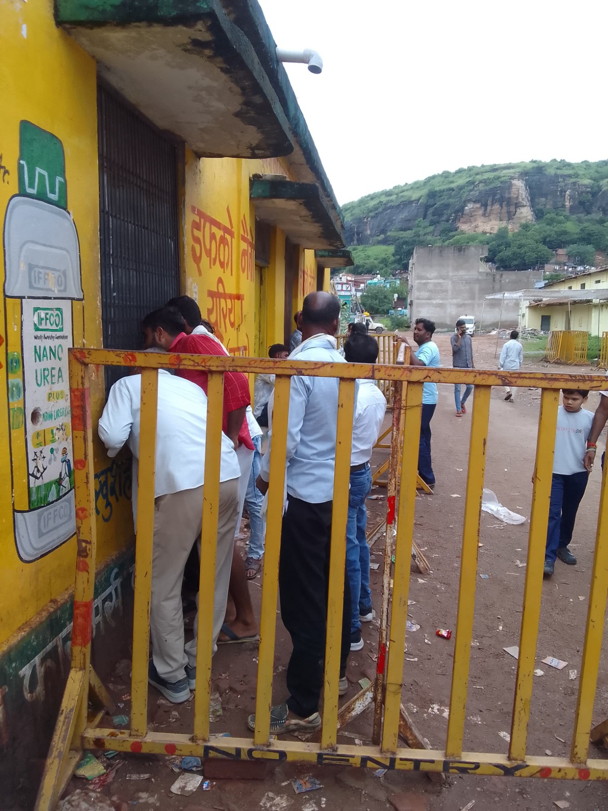 ग्वालियरः अधिकारियों की मौजूदगी में डबल लॉक खाद वितरण केन्द्र लक्ष्मीगंज में हुआ खाद का वितरण