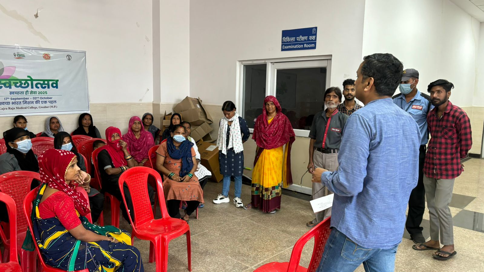 सफाई कर्मी हैं अस्पताल की रीढ़: GR मेडिकल कॉलेज में स्वच्छता पखवाड़े में डॉक्टरों ने सफाई कर्मियों को बताए संक्रमण रोकने के उपाय बताए