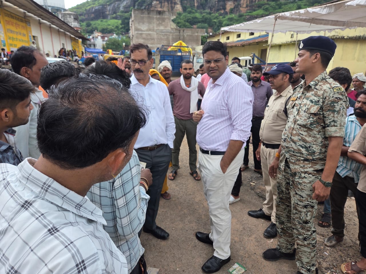 डबल लॉक खाद वितरण केन्द्र लक्ष्मीगंज में जिला प्रशासन के अधिकारियों की मौजूदगी में बटेगा खाद