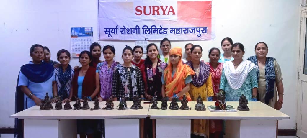 सूर्या रोशनी लिमिटेड की अभिनव पहल: महिला कर्मचारियों ने बनाई मिट्टी की गणपति प्रतिमाएं