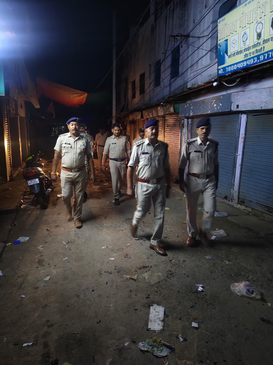 ग्वालियरःकॉम्बिंग गश्त में 236 वारंटियों की गिरफ्तारी, 306 गुण्डा-हिस्ट्रीशीटरों की चेकिंग