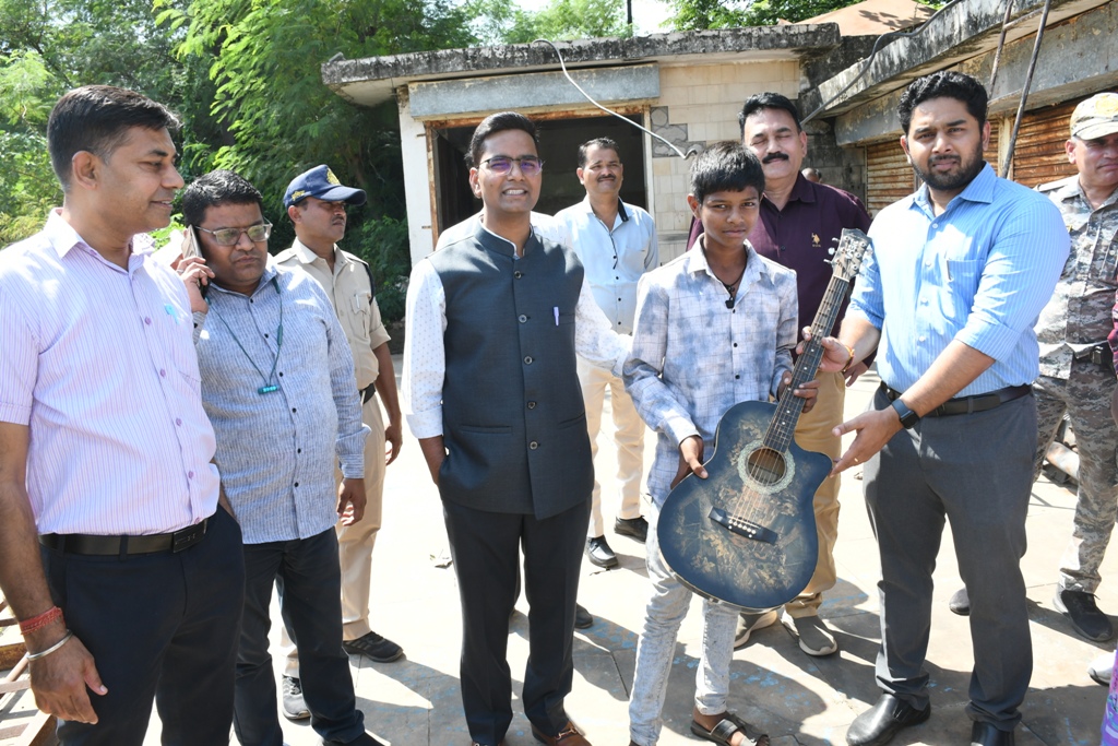 ‘स्वच्छता की दिवाली ₹1 वाली’ बनी खुशियों की दुकान! निगम ने ₹1 में बांटे टीवी, गिटार और ट्रॉली बैग, जरूरतमंदों के चेहरे खिले