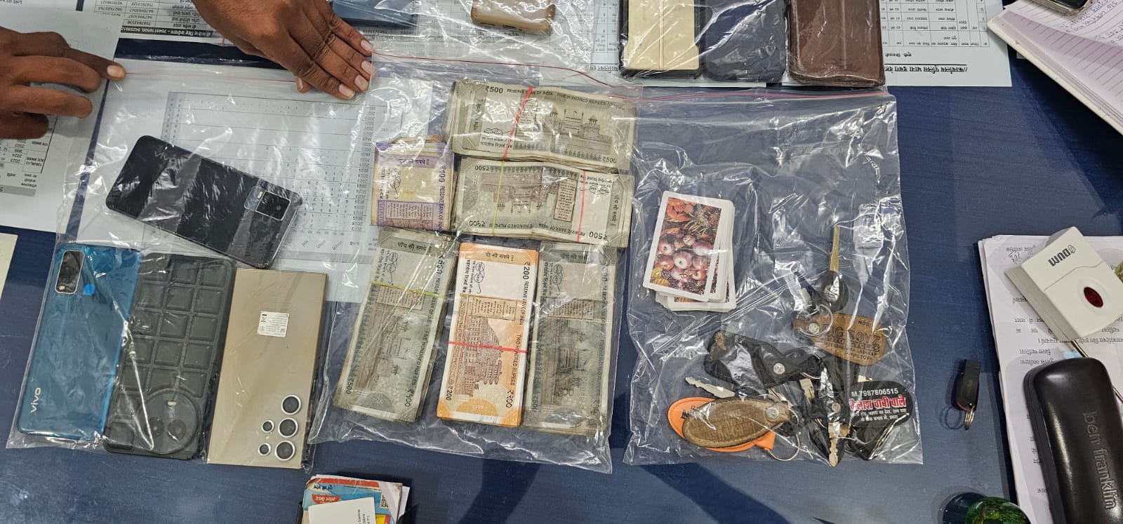 दीपावली से पहले डबरा में फूटा ‘जुए का पटाखा’-09 जुआरी रंगे हाथों गिरफ्तार, ₹2.21 लाख कैश और 12 गाड़ियां जब्त