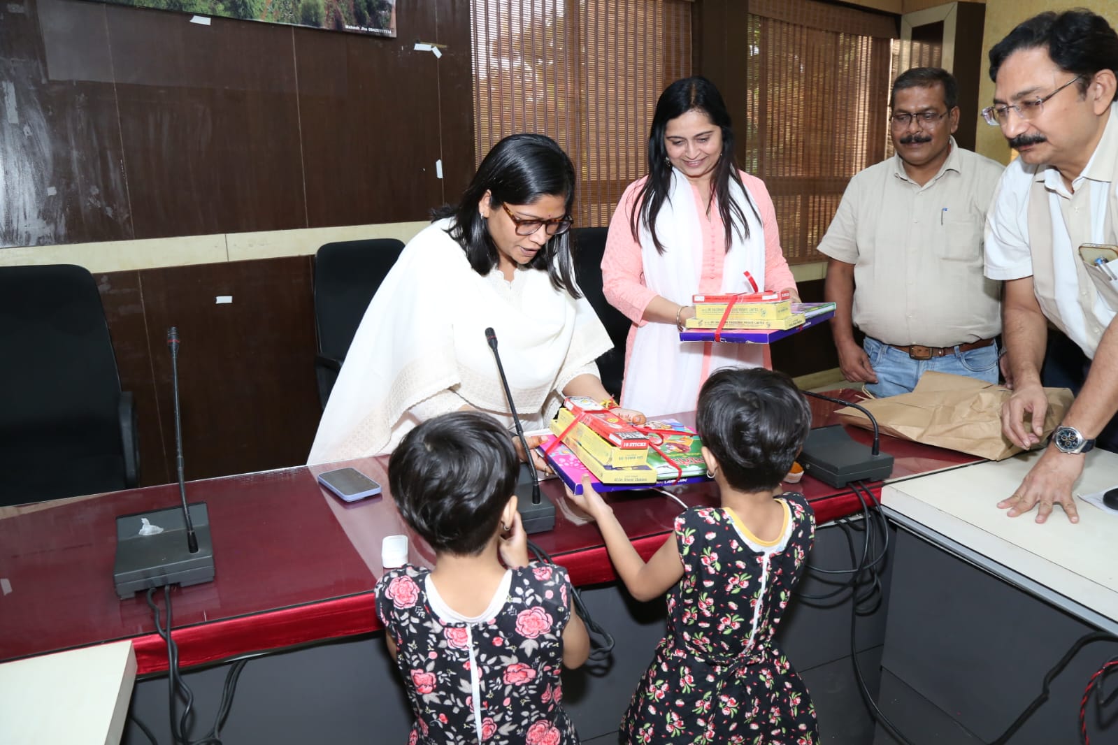 दीपावली पर कलेक्टर ने कोविड में माता-पिता खो चुके बच्चों को गिफ्ट भेंट कर किया प्रोत्साहित