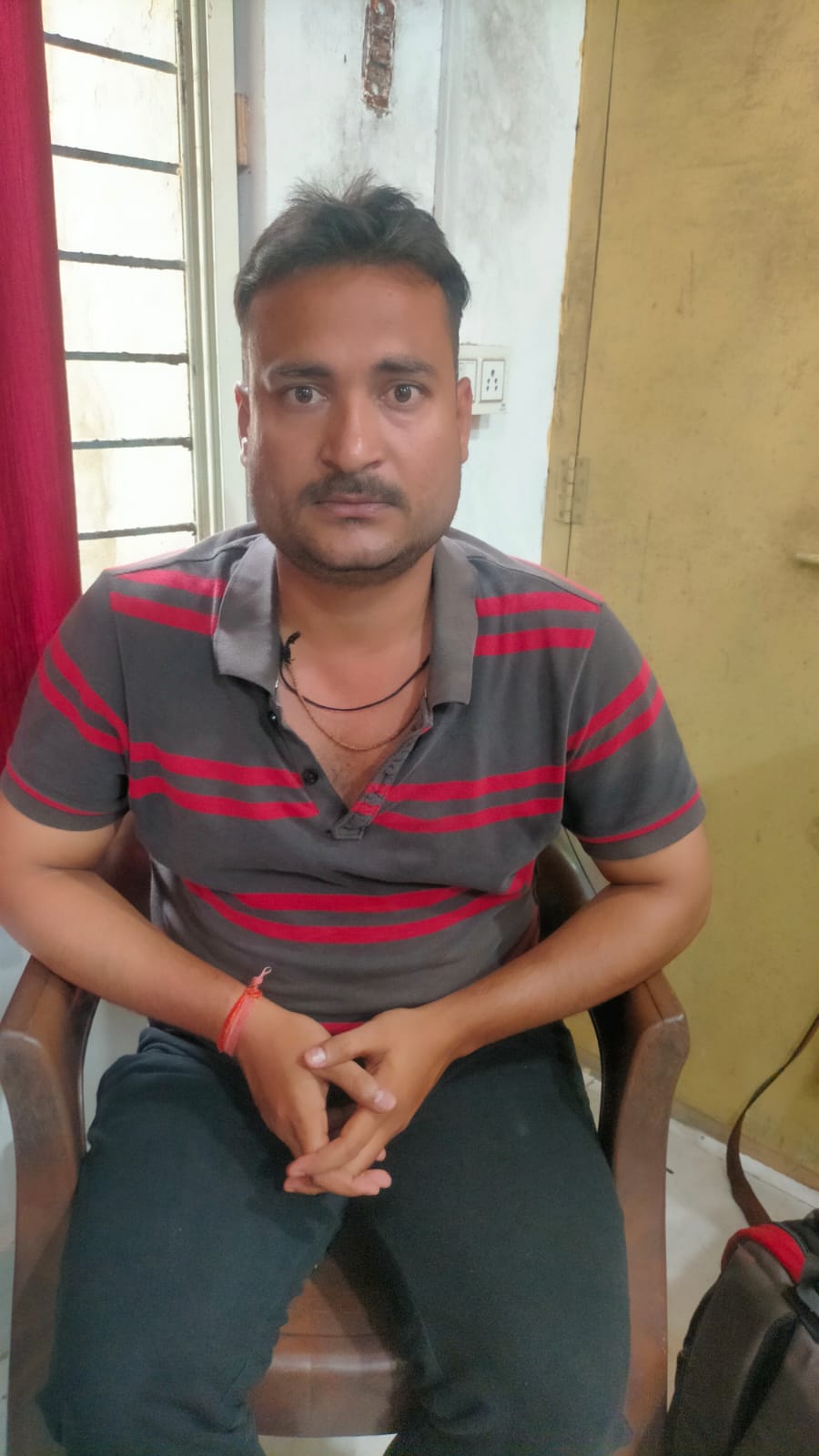 पुश्तैनी जमीन में नाम सुधारने के लिए पटवारी ने मांगी 42 हजार की घूस, पहली किश्त रंगे हाथों पकड़ा