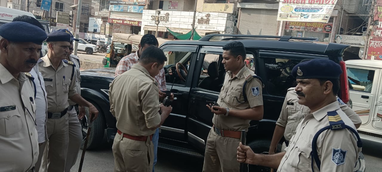 चेकिंग के दौरान स्कॉर्पियो चालक से लायसेंसी हथियार जब्त, डीएम के आदेश की अनदेखी पर कार्रवाई
