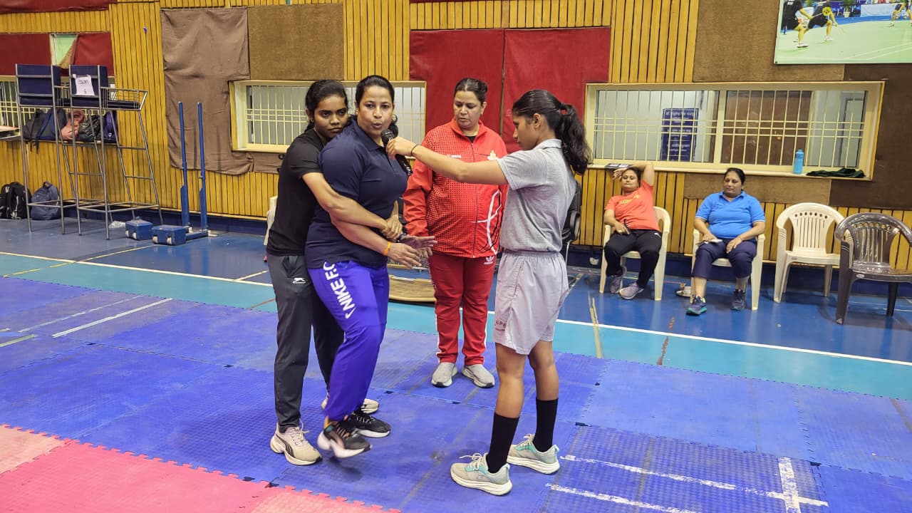 LNIPE ग्वालियर में आत्मरक्षा प्रशिक्षण कार्यक्रम संपन्न: छात्राओं ने सीखा स्वयं की सुरक्षा का पाठ