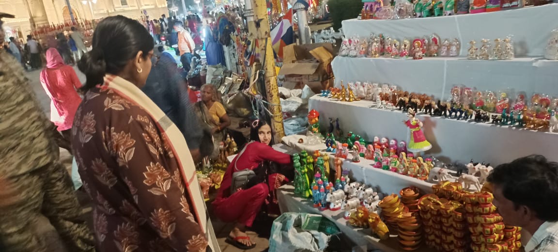 दीपावली पर कलेक्टर का बाजार भ्रमण: छोटे दुकानदारों से खरीदे दीपक, त्योहार में संवेदनशीलता का संदेश
