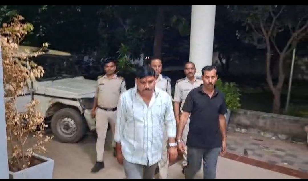 ग्वालियरःसिरोल थाना पुलिस ने दो इनामी बदमाशों को दबोचा, घर के बाहर फायरिंग कर फैलाई थी दहशत
