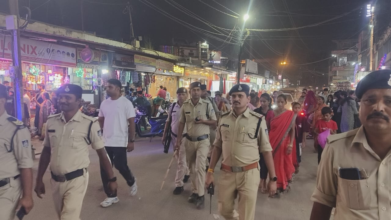 “त्यौहारों पर सुरक्षा कवच”: कर्तव्यनिष्ठा, शांति और सुगम यातायात के लिए सड़कों पर सजग ग्वालियर पुलिस