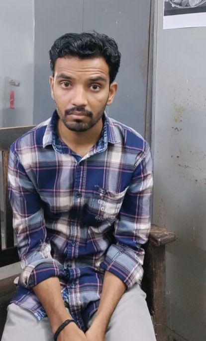 लोकायुक्त ने CMHO कार्यालय में रिश्वतखोर बाबू को रंगे हाथों पकड़ा, ₹2500 लेते गिरफ्तार