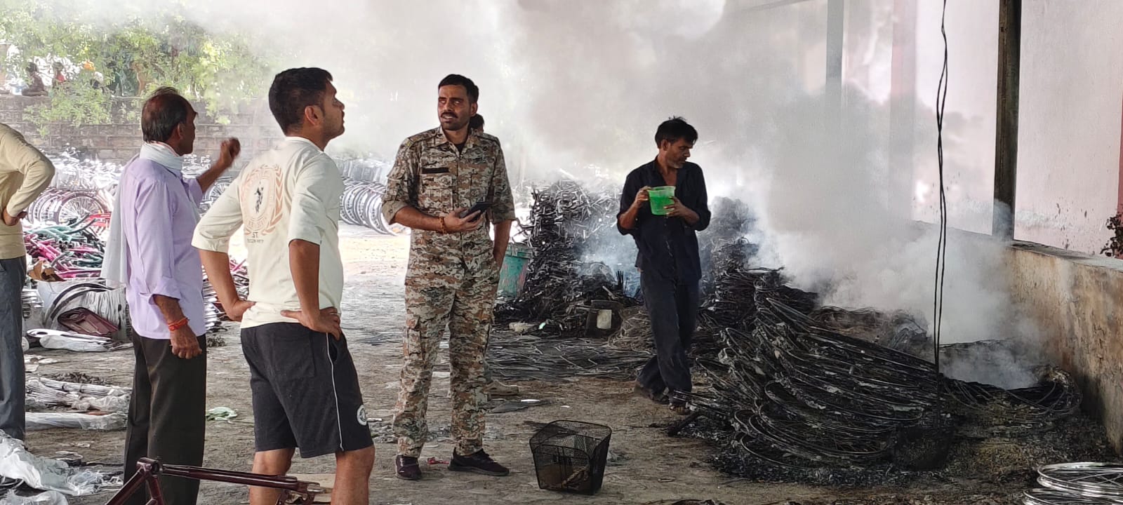 ग्वालियर: चिनौर के सरकारी स्कूल में भीषण आग, शॉर्ट सर्किट से सौ साइकिलों के पार्ट्स जलकर खाक