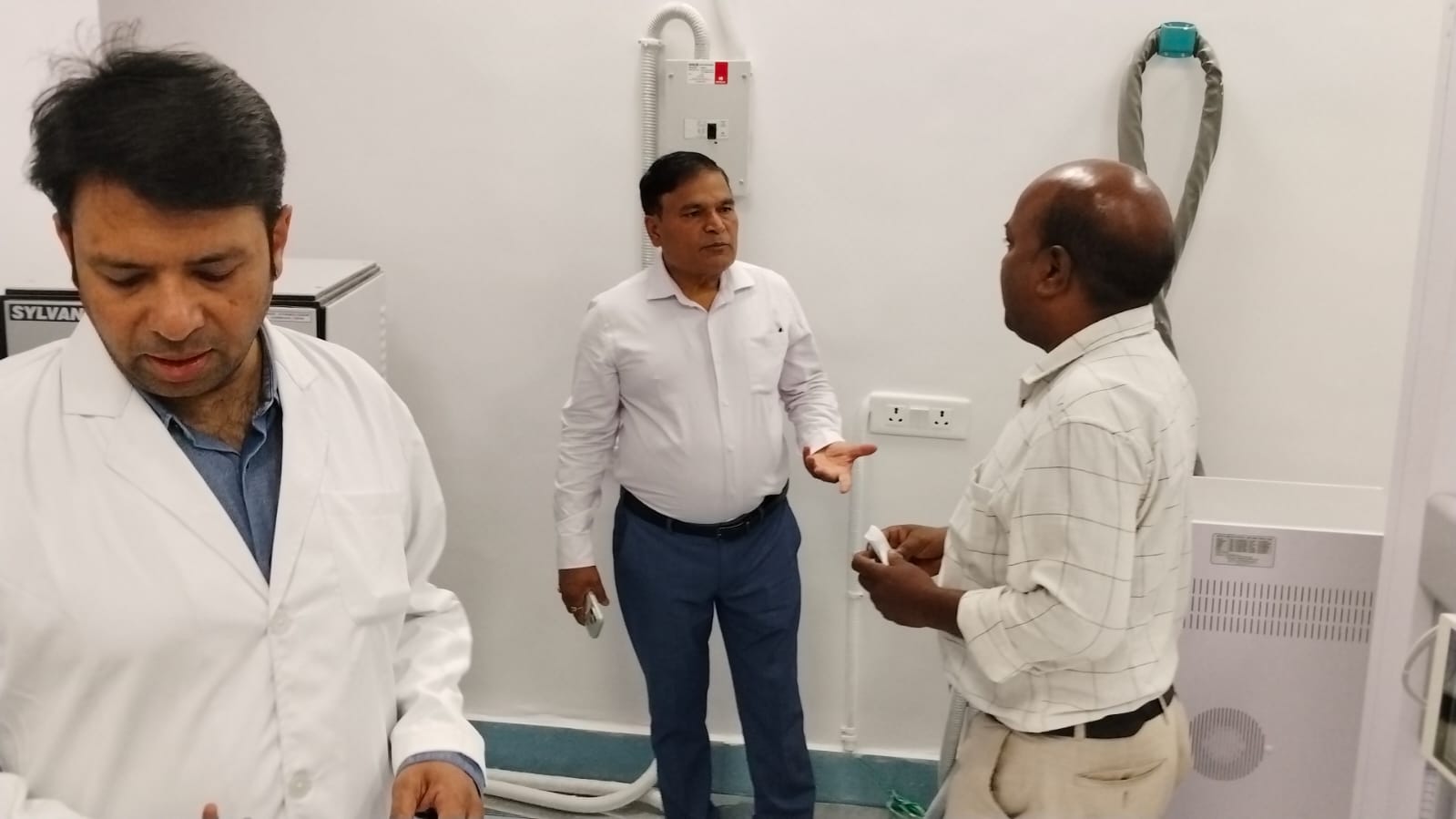 एक्सरे कक्ष में भीड़ मिली तो सस्पेंड कर दूंगा : डीन डॉ. आरकेएस धाकड़, रेडियोलॉजी विभागाध्यक्ष को नोटिस