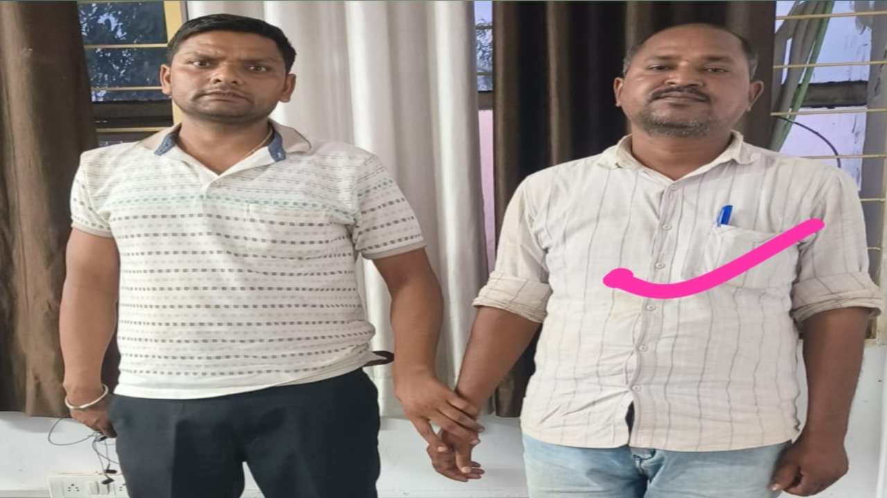 ट्रक छुड़ाने और जुर्माना कम करने के नाम पर मांग रहा था 2 लाख की घूस, लोकायुक्त टीम ने 78000 लेते रंगे हाथों पकड़ा, कार्यवाही से बचने प्रकरण दर्ज कर जावक कर दबा रखी थी फाइल