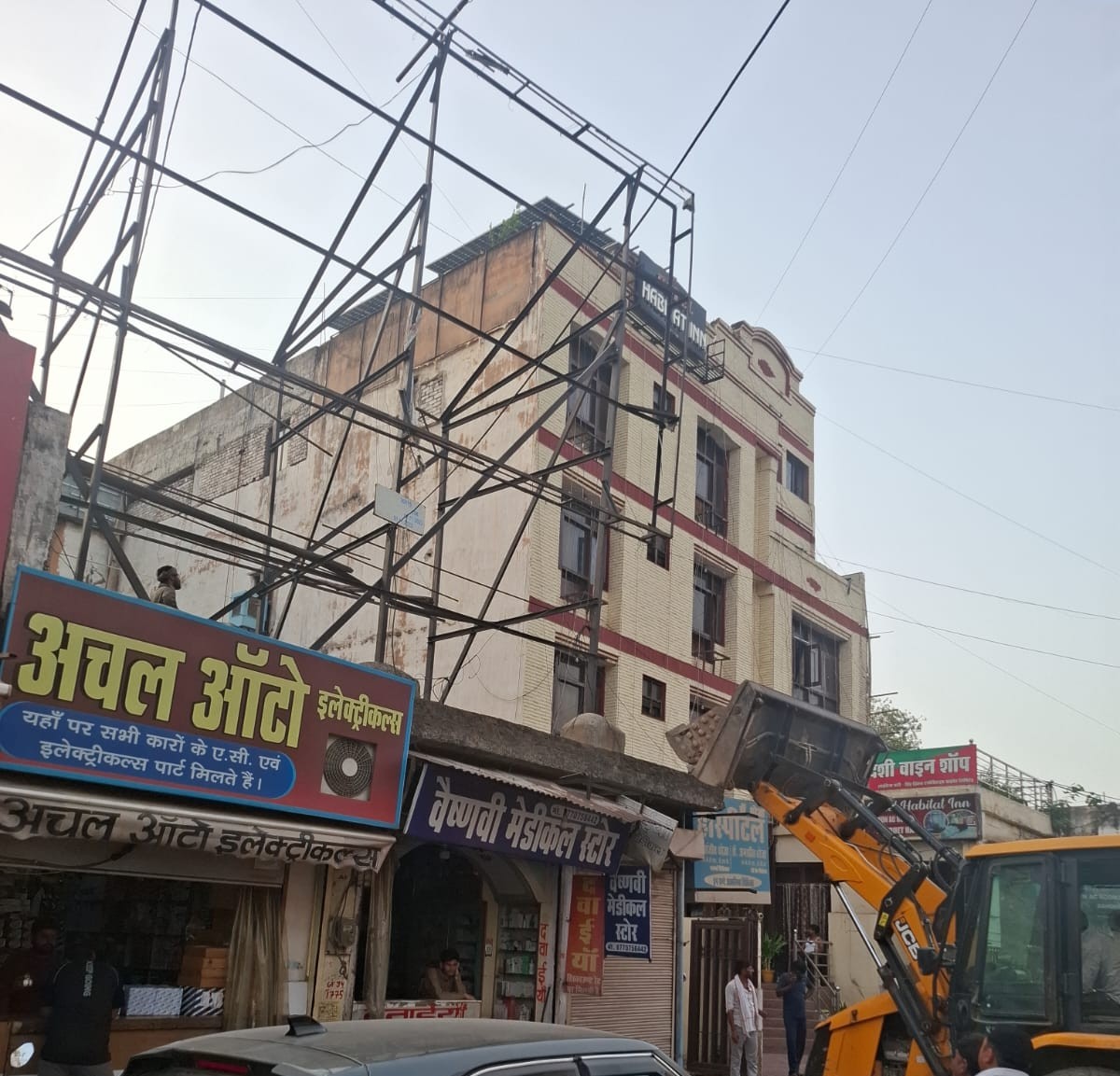 अवैध होर्डिंग्स के खिलाफ निगम की ताबड़तोड़ कार्रवाई, शहर के कई प्रमुख स्थानों से हटाए गए अवैध ढांचे