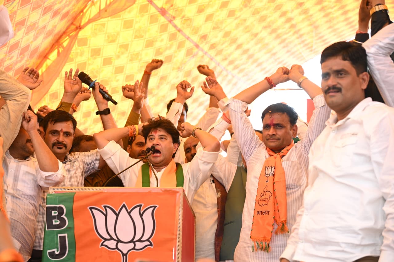 दतिया उपचुनाव में सिंधिया का हुंकार: भाजपा की डबल इंजन सरकार में आई विकास की आंधी, कांग्रेस ने केवल एक परिवार को बढ़ाया, आशुतोष तिवारी के समर्थन में कीं जनसभाएँ और प्रचार