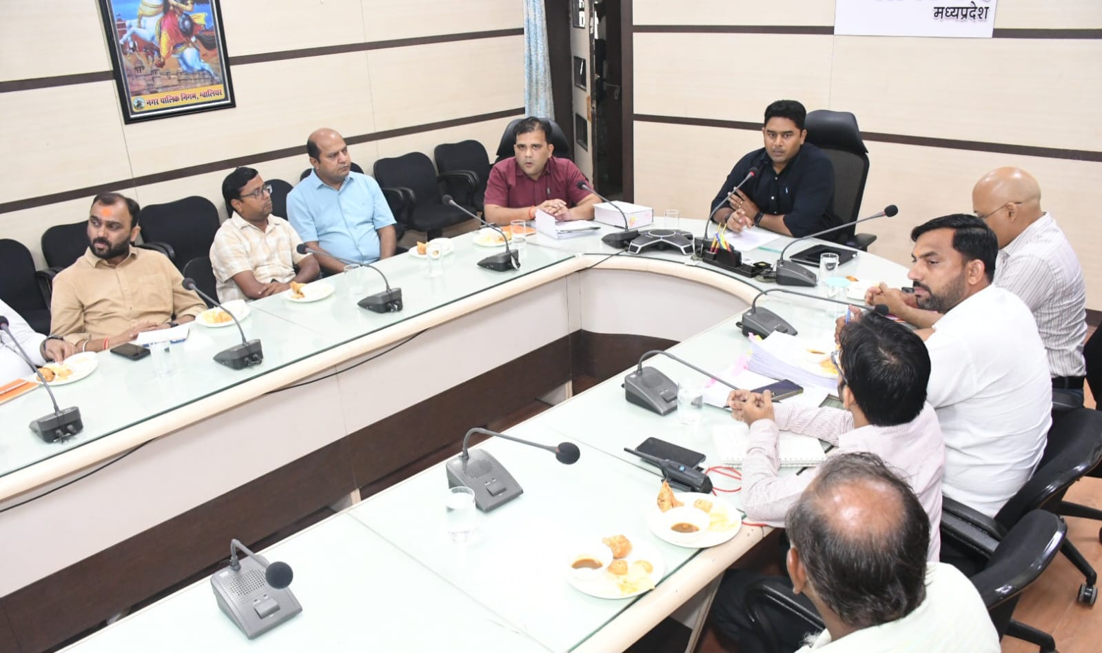 बिना अनुमति वाले 25 और फुटपाथ पर लगे 22 होर्डिंग्स तत्काल हटाने के आदेश, लगेगा जुर्माना,होर्डिंग संचालकों की बैठक में अपर आयुक्त के कड़े निर्देश