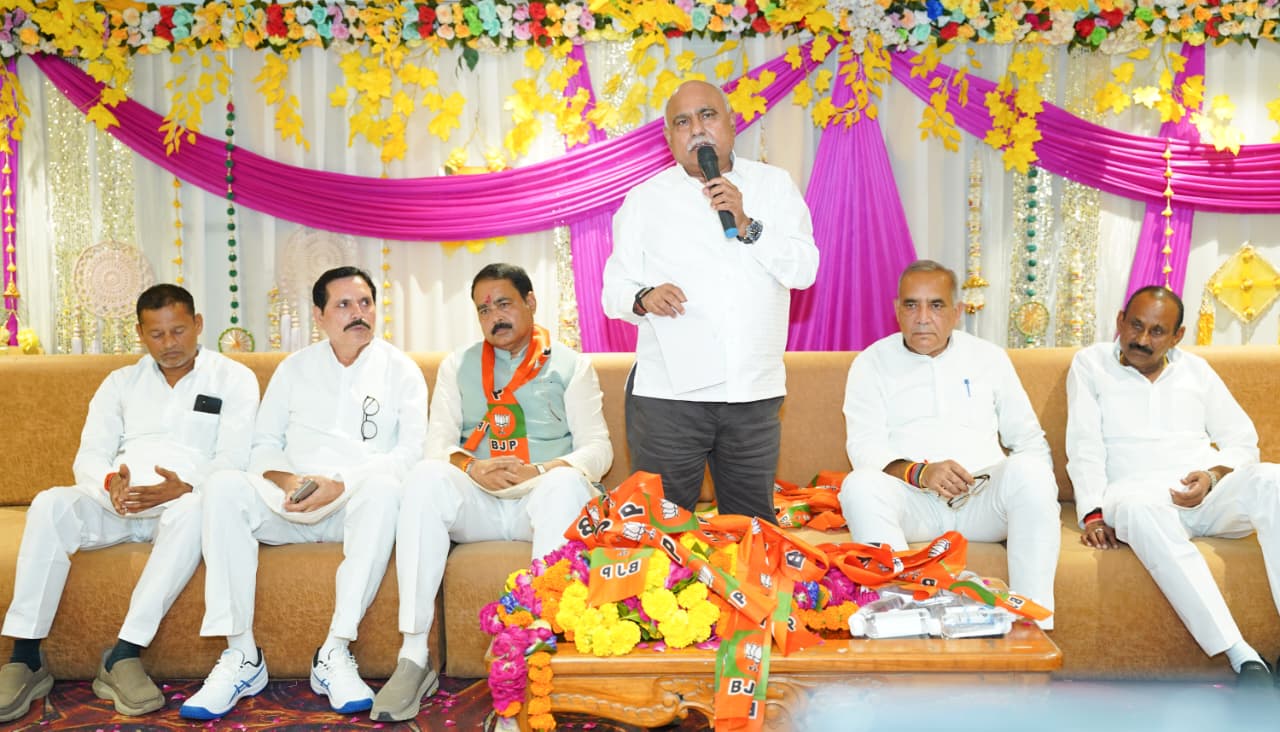 दतिया उपचुनाव: भाजपा प्रदेश अध्यक्ष हेमंत खंडेलवाल ने रावत समाज के प्रबुद्धजनों के साथ की बैठक, मांगा समर्थन