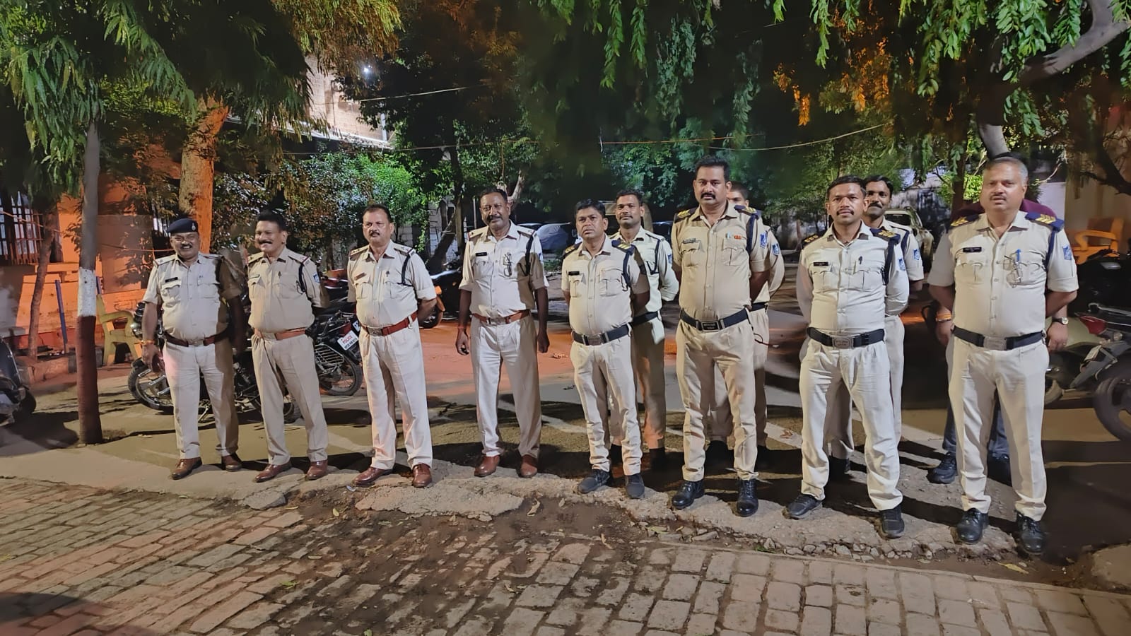 आधी रात सड़कों पर उतरी पुलिस, 249 फरार बदमाशों को दबोचा, इंदरगंज में एनडीपीएस का केस दर्ज