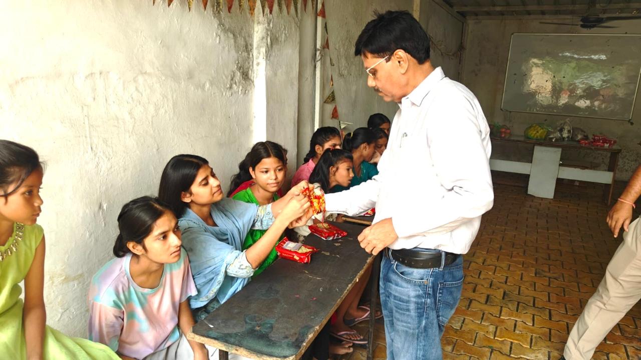 खून के रिश्ते से परे अपनत्व का धागा: कलेक्टर और प्रशासनिक अधिकारियों ने बुजुर्गों और बालिकाओं संग साझा कीं खुशियां