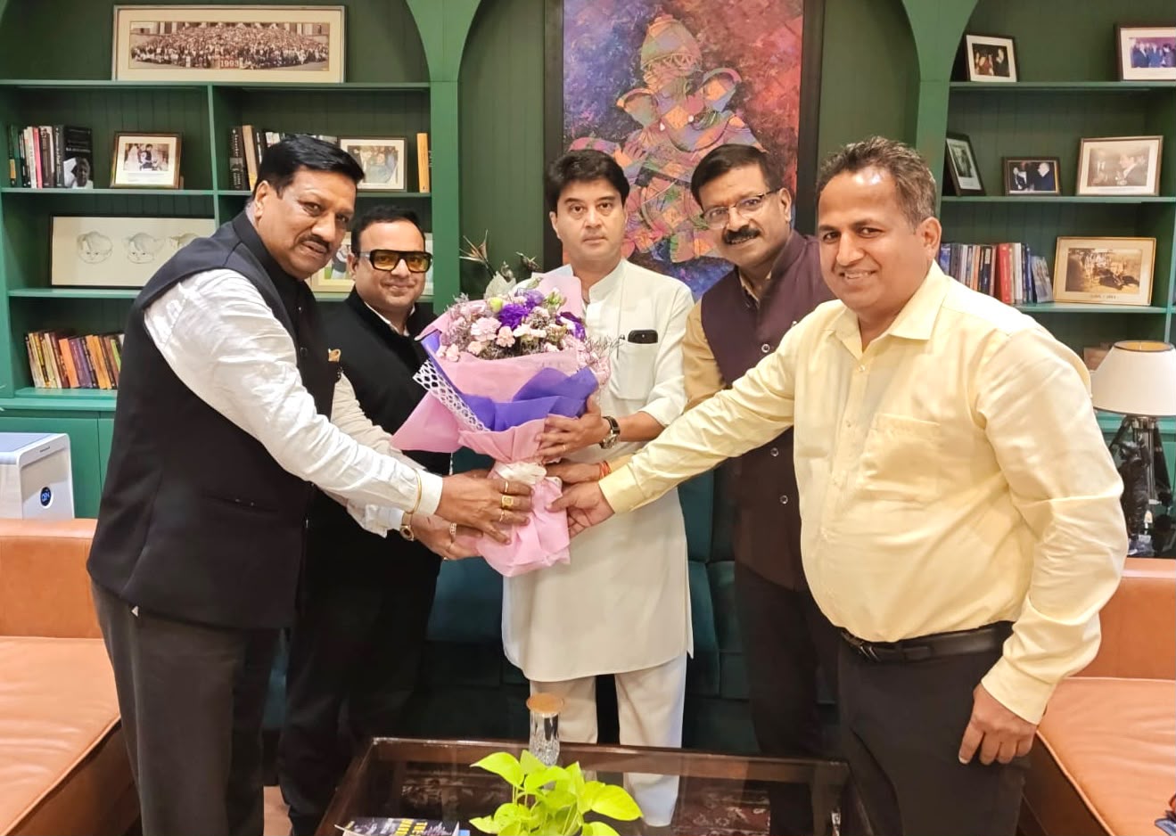 चेम्बर ऑफ कॉमर्स के शिष्टमंडल ने केंद्रीय मंत्री ज्योतिरादित्य सिंधिया से की भेंट, जीएसटी कमिश्नरेट व पासपोर्ट केंद्र की मांग रखी