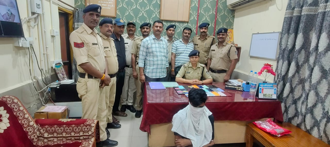 ट्रेनों और स्टेशनों में चोरी करने वाले शातिर गिरोह का GRP ने किया भंडाफोड़, 27 मोबाइल और अपाचे बाइक बरामद