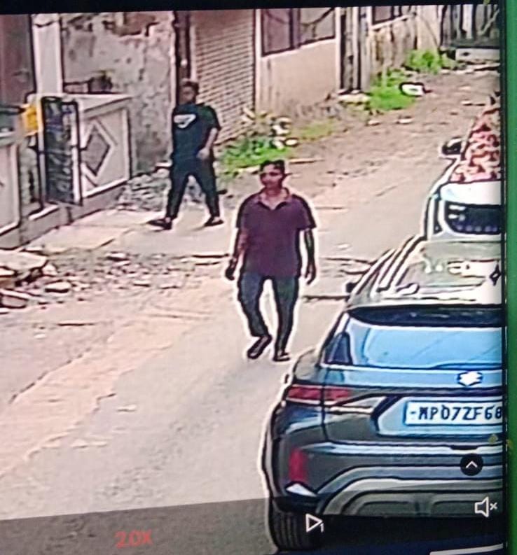 ग्वालियर में 43 अपराधों में नामजद शातिर चोर साथी संग गिरफ्तार, चोरी का लैपटॉप और मोबाइल बरामद