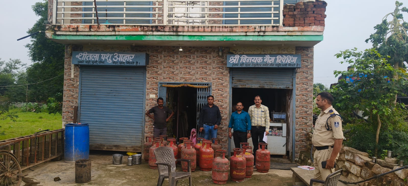 ग्वालियर: विनायक गैस रिपेयरिंग दुकान पर छापा, आवश्यक वस्तु अधिनियम के तहत प्रकरण दर्ज, औचक निरीक्षण में 16 घरेलू गैस सिलेंडर जब्त