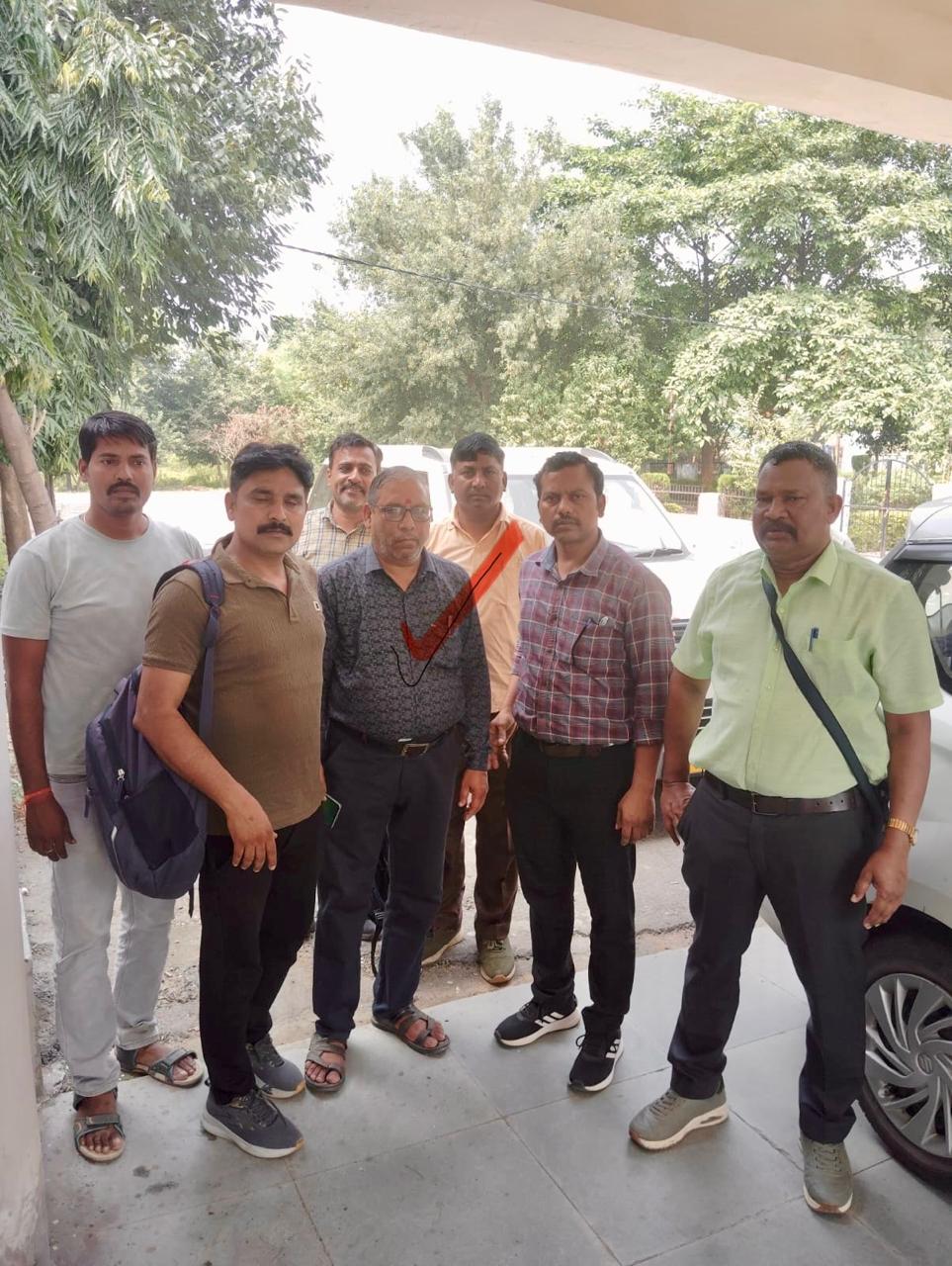 मृत रिटायर्ड कर्मचारी के बीमा क्लेम के एवज में 4 हजार की घूस लेते ‘बड़े बाबू’ रंगे हाथों गिरफ्तार