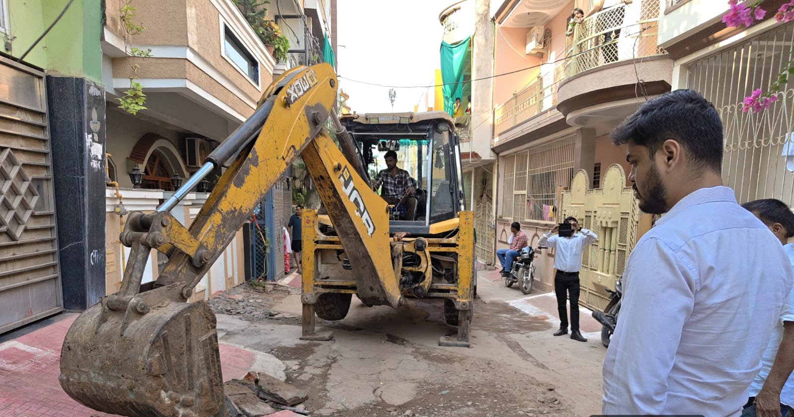 ग्वालियर: नगर निगम की बड़ी कार्रवाई, क्षेत्र क्रमांक 14 में 50 से अधिक घरों के रैंप पर चली JCB