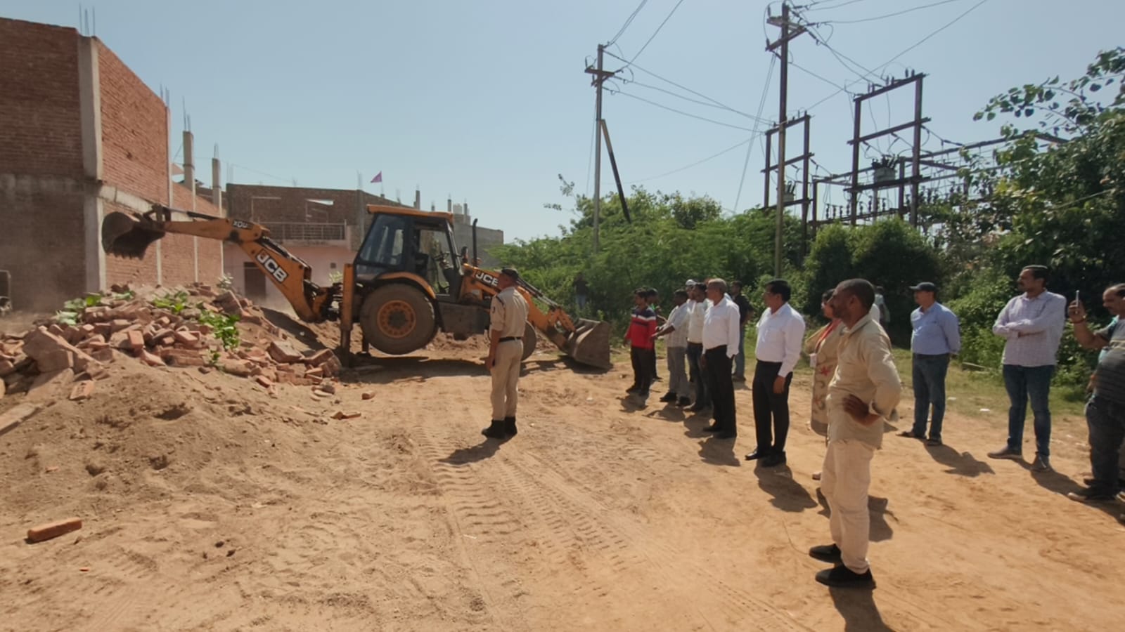 प्रशासनिक टीम ने मऊ में खाली कराई 2 करोड़ की 18000 वर्गफीट शासकीय ज़मीन, व्यावसायिक दुकानों का अवैध निर्माण ध्वस्त