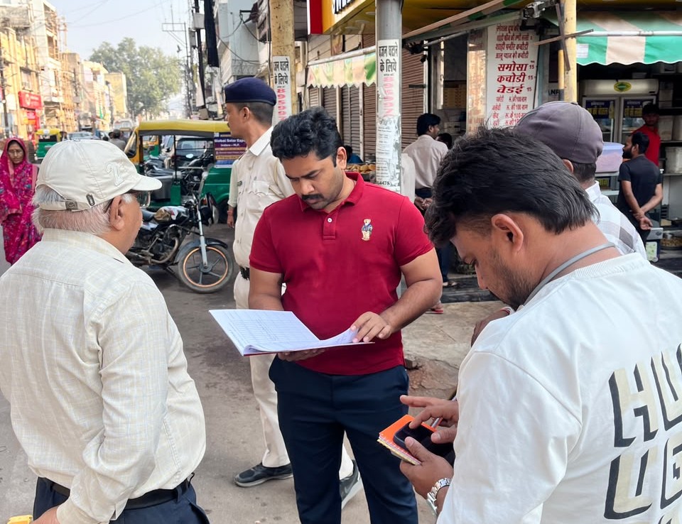 ग्वालियर में अपर आयुक्त का औचक निरीक्षण: जोन 12 में लेट लतीफ और लापरवाह कर्मचारियों पर गिरी गाज, एक दिन का वेतन काटने के निर्देश