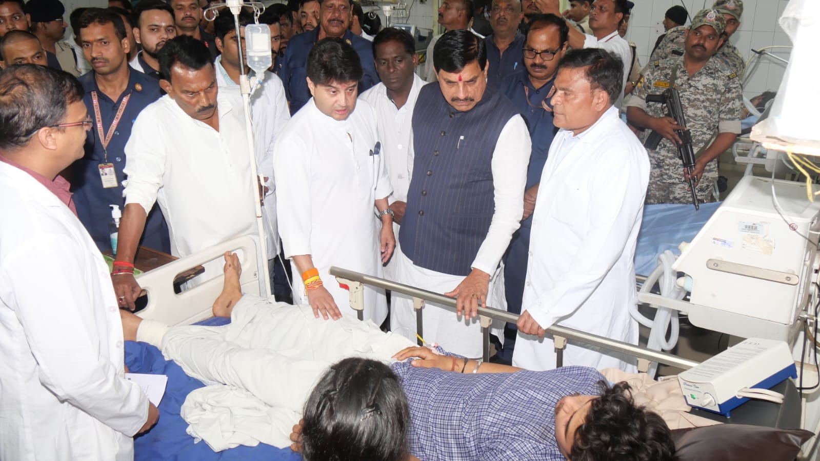 ग्वालियरःशीतला माता हादसे के घायलों को देखने पहुंचे सीएम यादव, गंभीर मरीजों को जरूरत पड़ने पर एयर एम्बुलेंस की सुविधा उपलब्ध कराई जायेगी