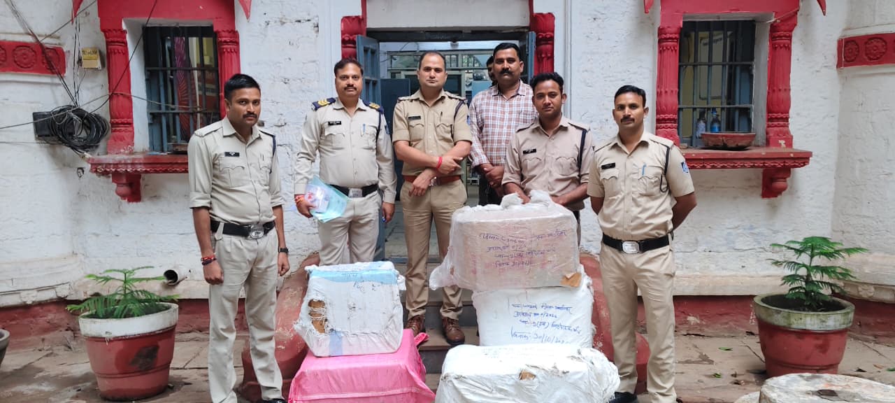 ग्वालियर में जनकगंज पुलिस का बड़ा एक्शन: बंद होटल के कमरों में चल रहा पटाखों का अवैध गोदाम पकड़ा, दो व्यापारी नामजद